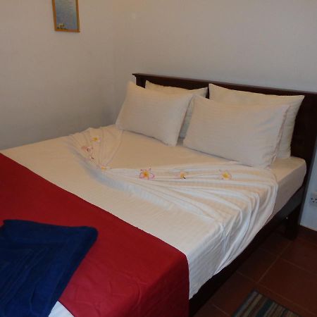 Explore Hostels Negombo Kochchikade Exterior photo