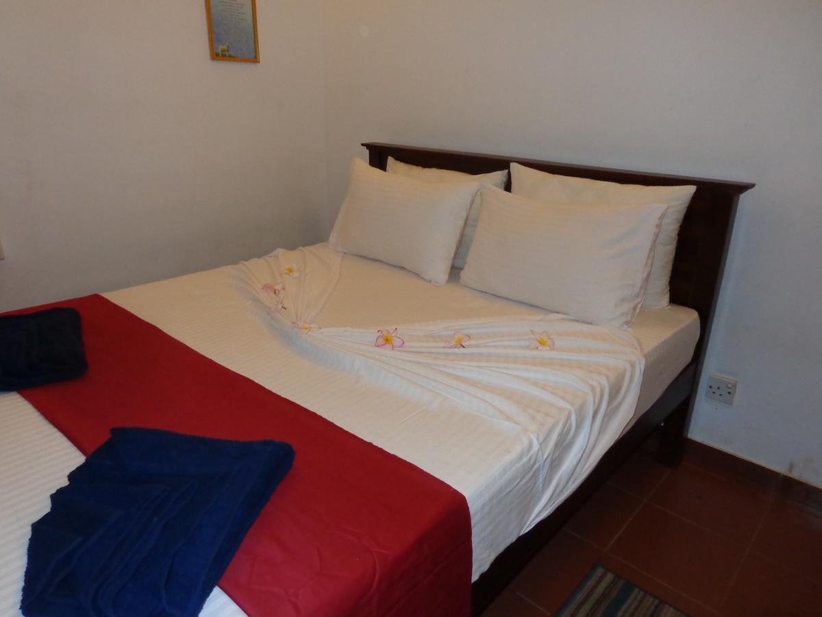 Explore Hostels Negombo Kochchikade Exterior photo