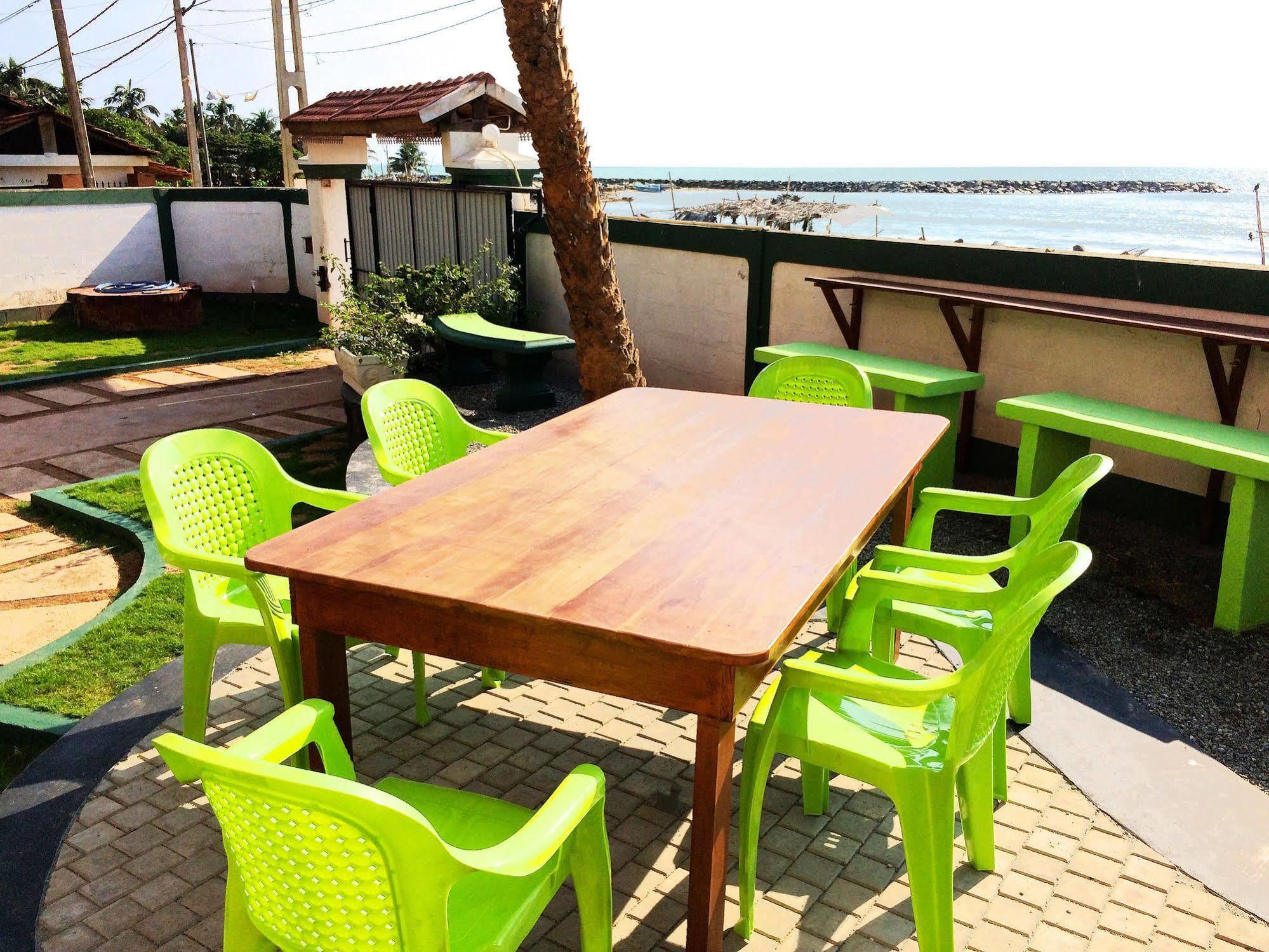 Explore Hostels Negombo Kochchikade Exterior photo