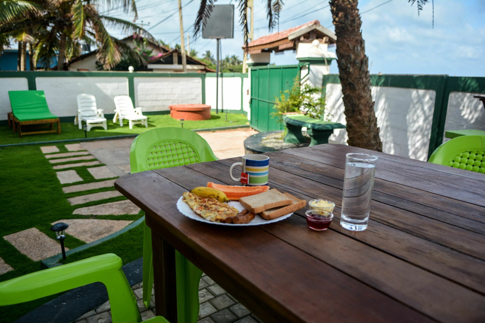 Explore Hostels Negombo Kochchikade Exterior photo